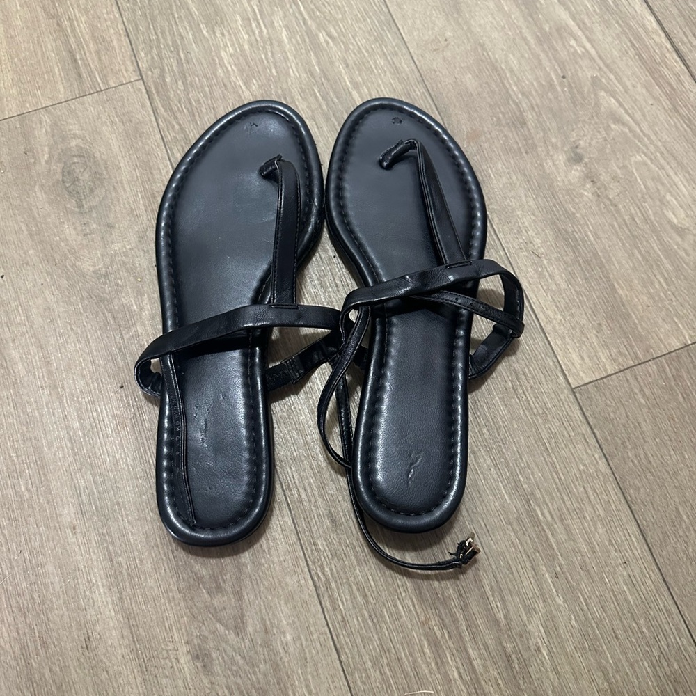 crown & ivy Black Strappy Toe-Loop Sandals